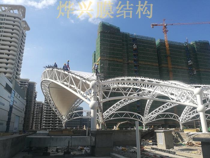 918博天堂-海南远大广场3D天幕膜结构项目开始装膜